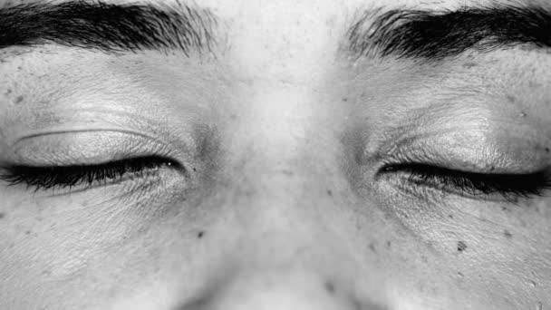 濃い黒と白のモノクロで瞑想で目を閉じている人のマクロクローズアップ 静かな反射で目を閉じたアフリカ系の若い女性 — ストック動画