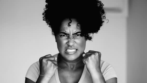 20代の熱心なアフリカ系アメリカ人女性 高コントラストモノクロで強力な感情 アサーティブ 感情表現を示す — ストック動画