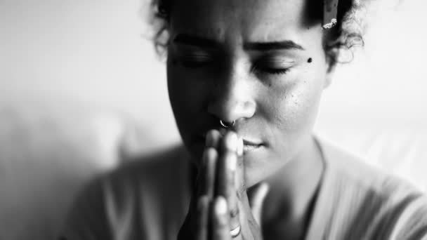 Mladá Věrná Afroameričanka Kontemplativním Prayer Doma Dlaněmi Sebe Tiché Meditaci — Stock video