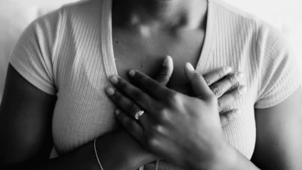 一个心存感激的非洲裔美国女人 闭着眼睛 双手捂着心脏 象征着深深的沉思 希望和信念 — 图库视频影像