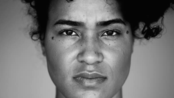 Μια Σοβαρή Νεαρή Μαύρη Γυναίκα Κοιτάζει Την Κάμερα Έντονη Μονοχρωματική — Αρχείο Βίντεο