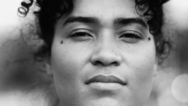 Monokromatiskt Porträtt Ung Svart Latinamerikansk Kvinna Med Högtidligt Uttryck Urban — Stockvideo