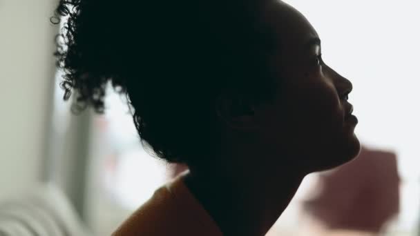 Une Jeune Femme Noire Méditative Fermant Les Yeux Dans Contemplation — Video