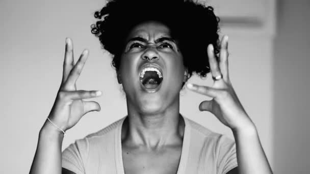 20代の怒ったアフリカ系アメリカ人女性 劇的な黒と白で激しい感情 前向きで扇動的な表現で叫ぶ — ストック動画