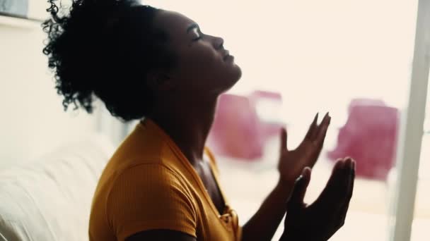 アフリカ系アメリカ人女性が胸に手を置き 深い心からの感謝を込めて目を閉じた ホープとFaithのコンセプト — ストック動画