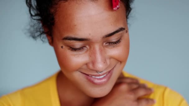 一位快乐而快乐的巴西黑人女性在特写镜头前面带微笑 充满自信 20多岁的无忧无虑者 — 图库视频影像