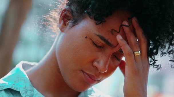 Porträtt Stressad Afroamerikansk Ung Vuxen Årsåldern Gnugga Pannan Närbild Embattled — Stockvideo