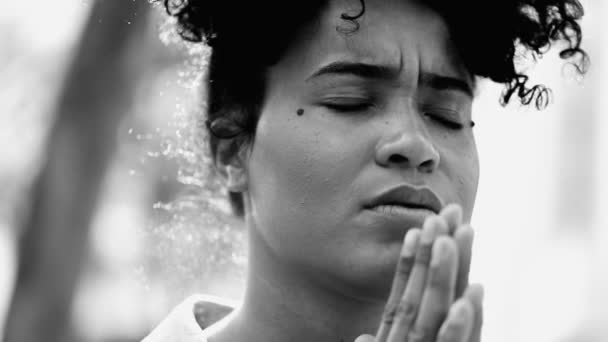 一位忠诚的年轻黑人妇女向上帝祈祷 在充满挑战的时代 一位有希望和希望的非洲裔人的近照 — 图库视频影像