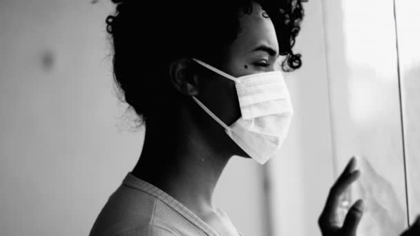 Одна Запертая Молодая Черная Женщина Запертая Дома Время Пандемии Выглядывает — стоковое видео