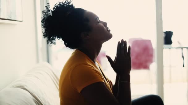 虔诚的祷告 中的非裔美国女性 充满了希望和对上帝的忠诚 与一位神圣的战俘站在一起 张开双手寻求帮助和支持 — 图库视频影像