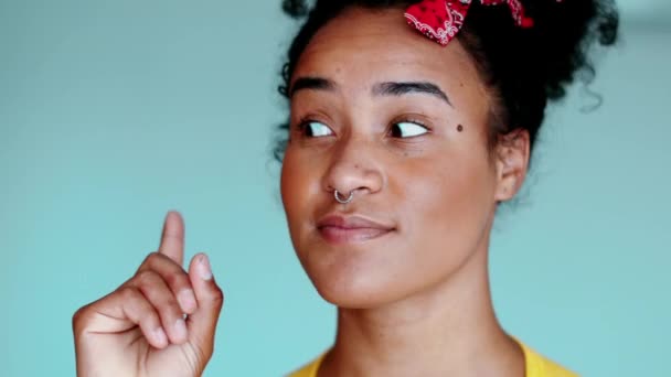 アフリカ系アメリカ人の若い女性は 素晴らしいアイデアを発見しました Eurekaの瞬間で黒人20代の大人の少女のクローズアップフェイス — ストック動画