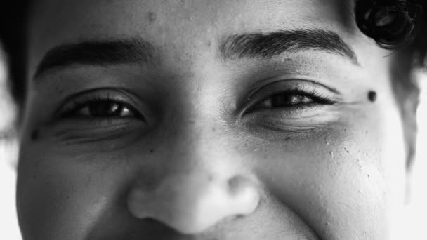 若いアフリカ系アメリカ人女性のモノクロクローズアップは 顔の詳細のカメラの笑顔 黒と白の肖像画を見ています — ストック動画