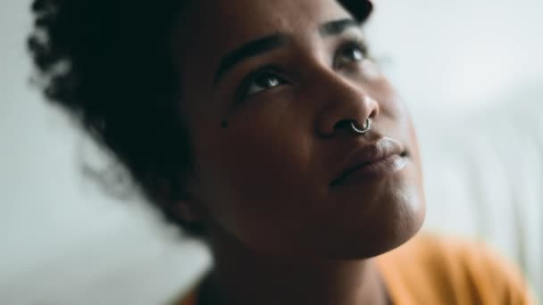 Närbild Ansikte Kontemplativ Ung Afroamerikan Blundar Tyst Meditation — Stockvideo