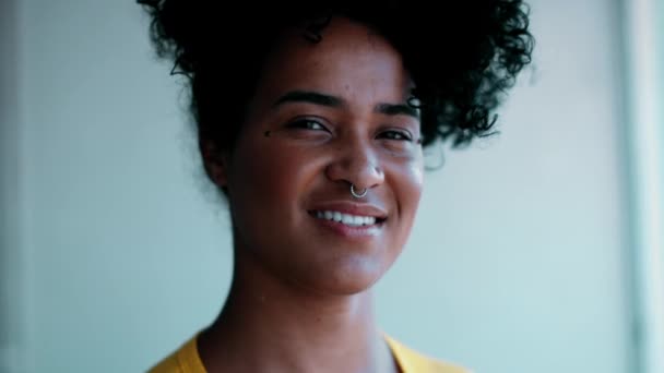 アフリカ系アメリカ人の若い黒人女性がカメラの肖像画に微笑んでいる フレンドリーなデメノールを持つ20代の女性 — ストック動画