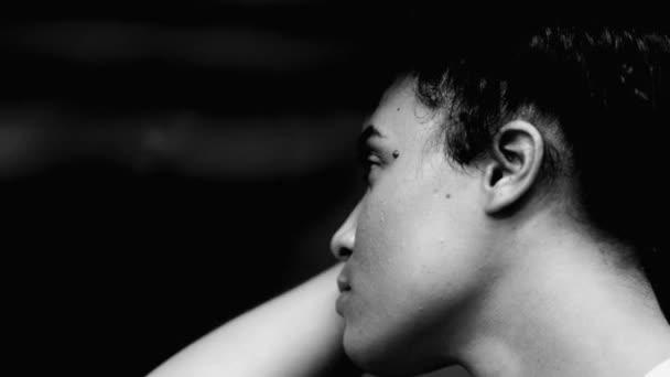 Одна Задумчивая Меланхоличная Молодая Чернокожая Женщина Едущая Подземном Метро Глядя — стоковое видео