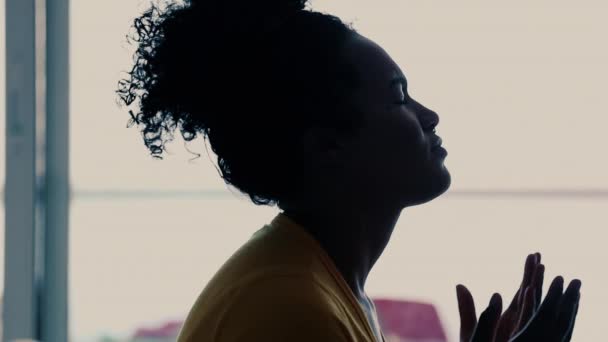 Μια Πιστή Νεαρή Μαύρη Λατίνα Που Προσεύχεται Στο Θεό Ένας — Αρχείο Βίντεο