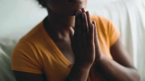 Prayerの1人のスピリチュアルな若い黒人女性 静かな熟考の中で手のひら 伝統的な瞑想で宗教的につながった人 HopeとFaithを持っている — ストック動画