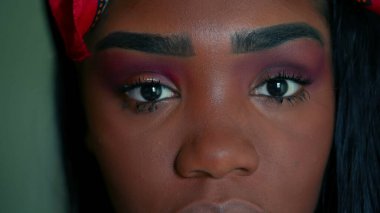 Bir Ciddi Siyah Latin Kadın - 20 'li yaşların Güney Amerikalı Afrika kökenli Kız Yoğun İfadesi