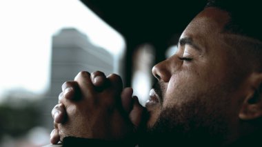 İnançlı, Latin kökenli genç bir adam, zihninde derin düşüncelerle balkondan SKY 'ye bakıyor. Güney Amerika 'da 20' li yaşlarda bir SPIRITUAL 'in yakın plan yüzü.