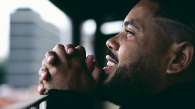 20 'li yaşlarda mutlu bir İspanyol' un profili - Derin Dualar ve Düşüncelere dalmış Umut ve FAITH ile balkondan gökyüzüne bakıyor