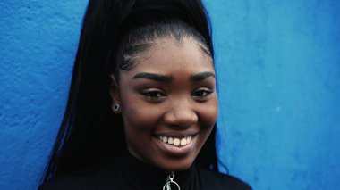 Gülümseyen Siyah Kadın 'ın Şehir Portresi, Güney Amerikalı Latin Şehir Yerleşimi, 20' li yaşlarda canlı yakın plan yüzü