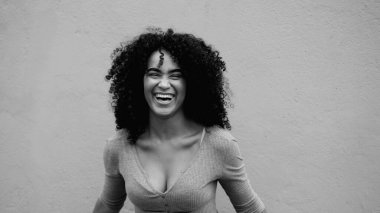 Siyahi beyaz gülüyor ve gülüyor. Mutlu 20 'li yaşlar. Afrika kökenli tek renkli.