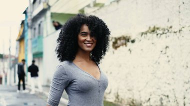 Güney Amerika 'da Yürüyen Kendinden emin Afrikalı Kadın, Kıvırcık Saçlı, Neşeli ve Güçlü Bir Kadın