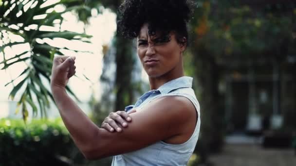 Retrato Uma Jovem Mulher Negra Determinada Exibindo Músculo Braço Ambiente — Vídeo de Stock