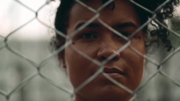 Κοντινό Πλάνο Πρόσωπο Της Νεαρής Αφροαμερικανής Γυναίκας Πίσω Από Μεταλλικό — Αρχείο Βίντεο