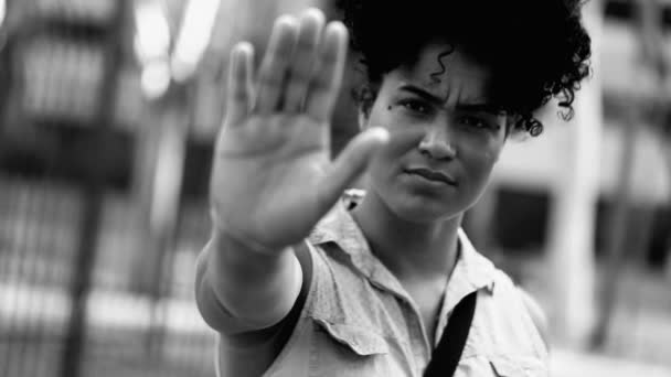 Одна Расстроенная Молодая Чернокожая Женщина Говорит Стоп Поднимая Руку Символизирует — стоковое видео