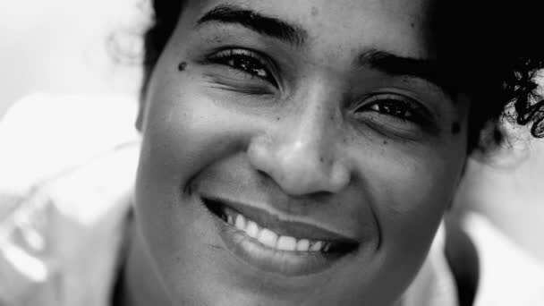 Одна Счастливая Молодая Черная Женщина Крупным Планом Смотрит Камеру Улыбаясь — стоковое видео