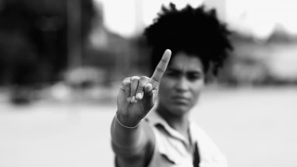 Молода Жінка Махаючи Пальцем Відмовляється Пропонувати Камеру Роки Афроамериканська Жінка — стокове відео
