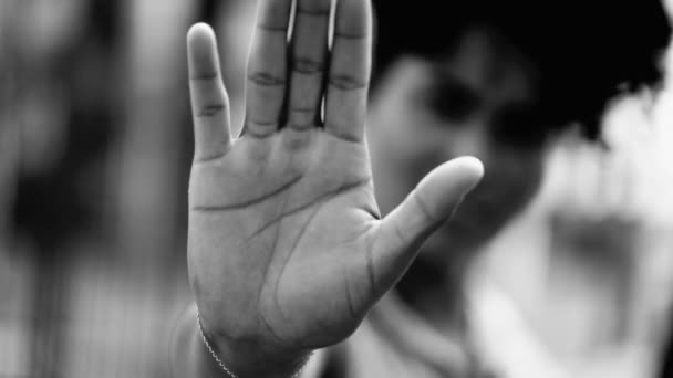 Uma Mulher Afro Americana Angustiada Sinalizando Stop Com Mão Levantada — Vídeo de Stock