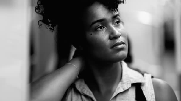 Una Joven Negra Reflexiva Perdida Pensamiento Mientras Viajaba Tren Cara — Vídeo de stock