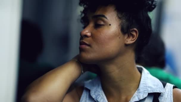 Jóvenes Reflexivos Afroamericanos Metro Sentados Junto Una Ventana Observando Vista — Vídeo de stock