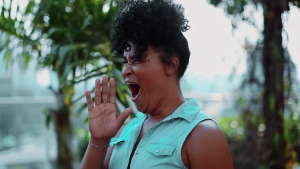 Eine Müde Junge Schwarze Frau Gähnt Authentische Geste Der Erschöpfung — Stockvideo