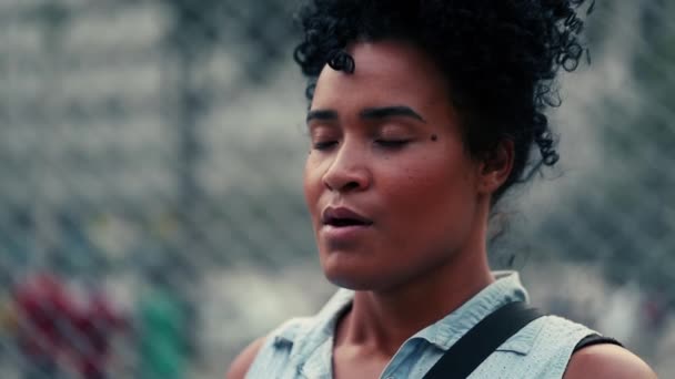 Una Joven Brasileña Negra Respira Profundamente Aire Libre Parque Tratando — Vídeos de Stock