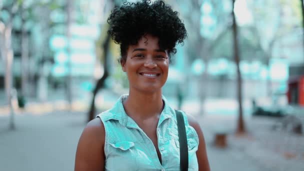 Радісна Південноамериканська Молода Жінка Африканського Походження Посміхається Камеру Стоячи Вулиці — стокове відео