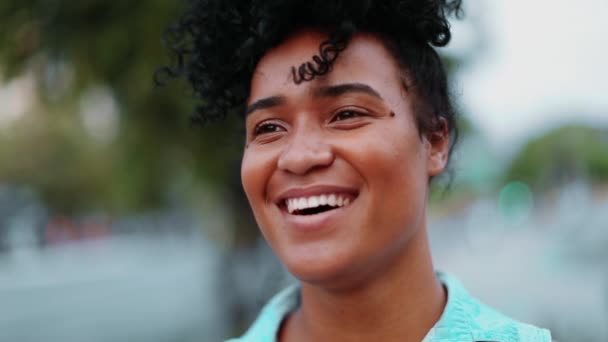 Μια Νεαρή Ευτυχισμένη Μαύρη Χαρισματική Βραζιλιάνα Χαμογελαστή Και Γελαστή Στέκεται — Αρχείο Βίντεο