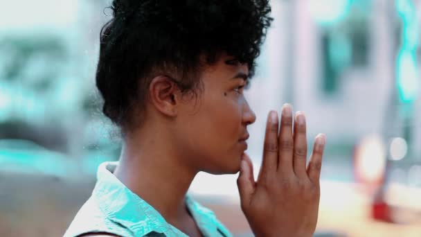 Giovane Donna Afroamericana Grata Che Guarda Verso Cielo Nella Preghiera — Video Stock