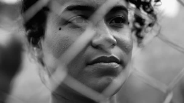 Detailní Záběr Mladé Afroameričanky Kovovou Bariérou Černé Bílé Barvě Dramatický — Stock video