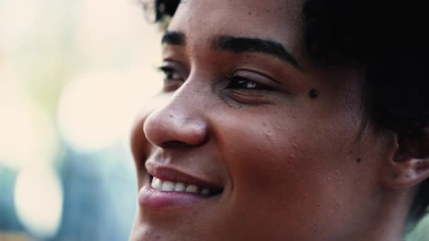 Одна Счастливая Молодая Черная Женщина Крупным Планом Улыбается Глядя Вдалеке — стоковое видео