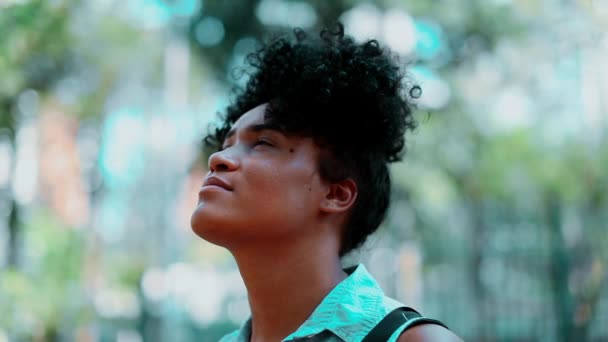 Una Joven Negra Contemplativa Mirando Cielo Con Esperanza Cerca Enfrenta — Vídeos de Stock