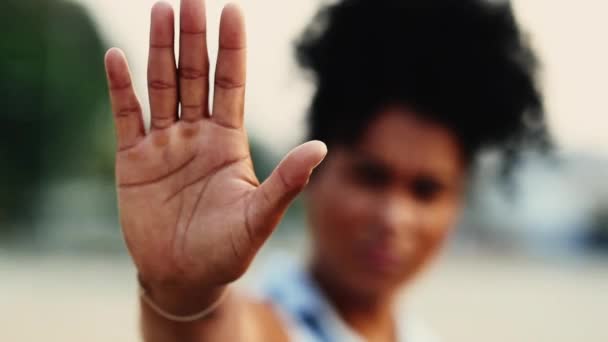 Fast Ung Kvinna Afrikansk Härkomst Visar Stopp Hand Gesture Allvarlig — Stockvideo