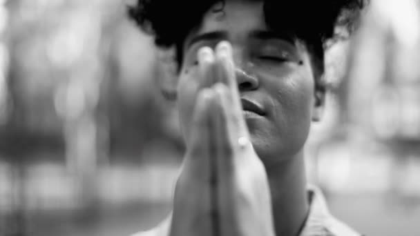 Religiosa Jovem Afro Americana Orando Deus Por Ajuda Apoio Rastreamento — Vídeo de Stock