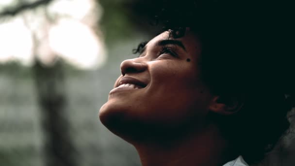 Крупним Планом Обличчя Щасливої Споглядальної Чорної Жінки Яка Дивиться Вгору — стокове відео