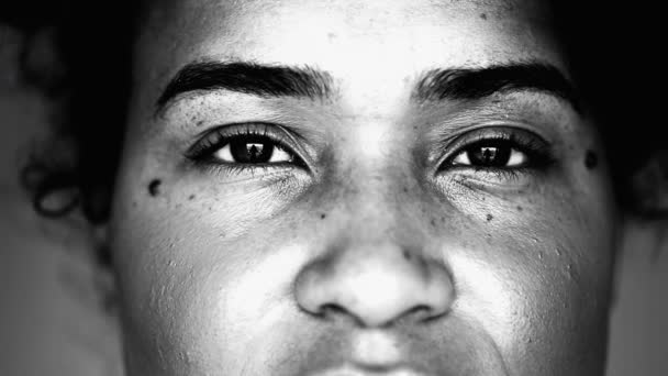 1人の若い黒人女性マクロクローズアップ目は 激しいドラマチックな黒と白 モノクロの肖像画でカメラを見ています — ストック動画