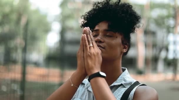 Духовная Афроамериканка Молится Богу Стоя Парке Глядя Вверх Чувствуя Радость — стоковое видео