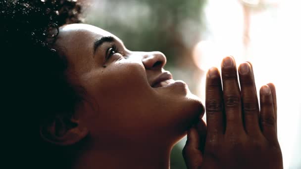 Uma Jovem Mulher Negra Fiel Olhando Para Céu Com Esperança — Vídeo de Stock