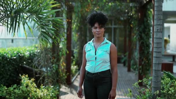 Uma Jovem Latina Negra Confiante Planta Verde Configuração Olhando Para — Vídeo de Stock